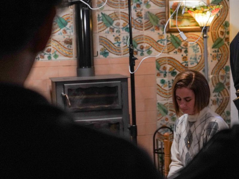 Imagen: Ana joven mirando hacia abajo.