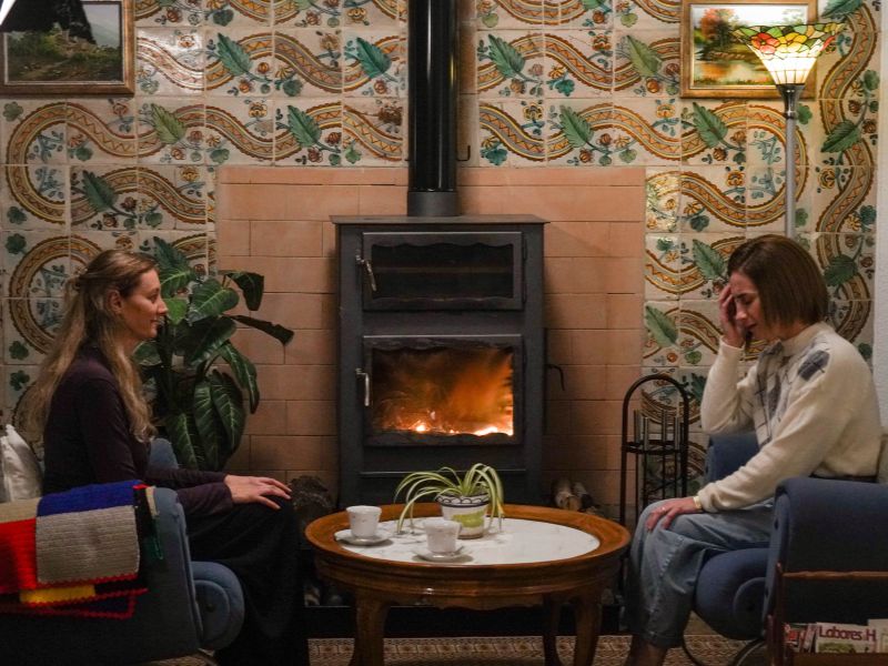 Imagen: Clara y Ana joven lateral.