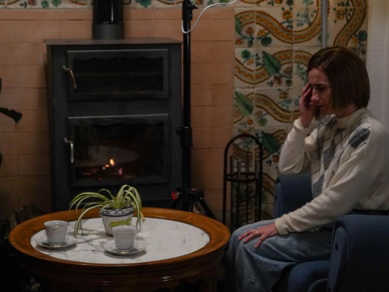 Imagen: Ana joven en el salón.