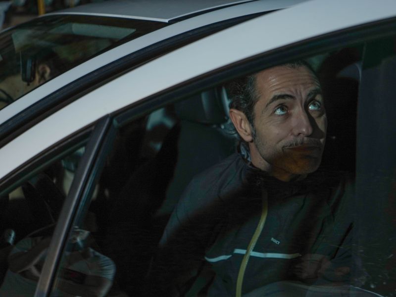 Imagen: Hombre del centro en el coche.