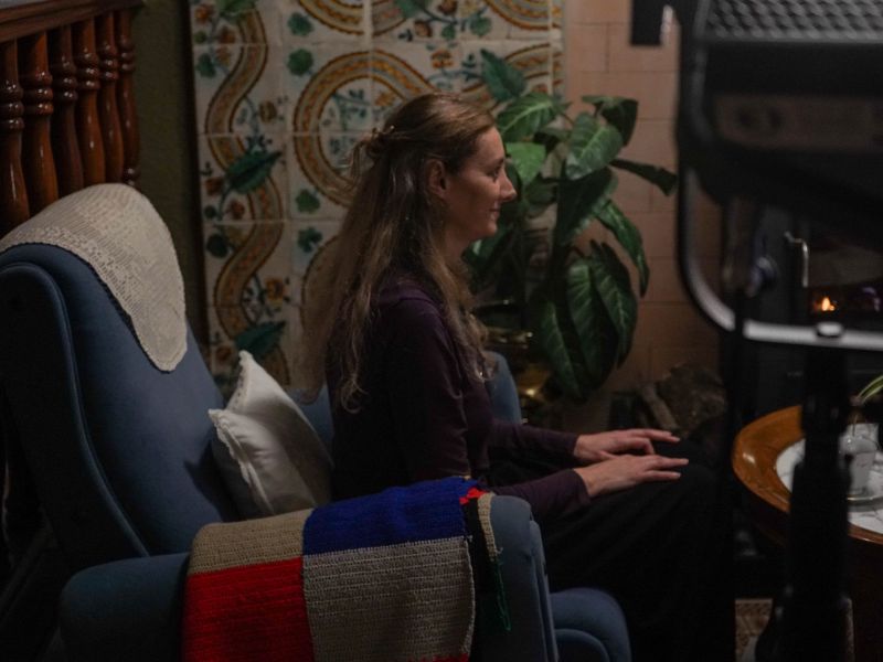 Imagen: Clara sentada.