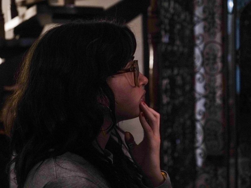 Imagen: Claudia analizando la escena.