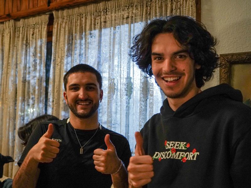 Imagen: Moisés y Juan posando.