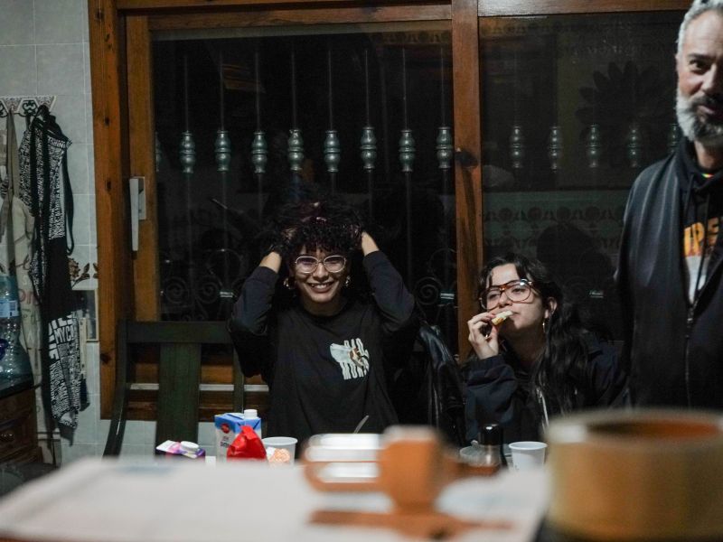 Imagen: Lara, Claudia y Óscar en la cocina.