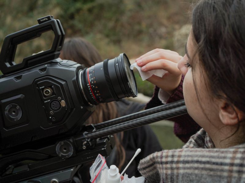 Imagen: Laura limpiando la lente.